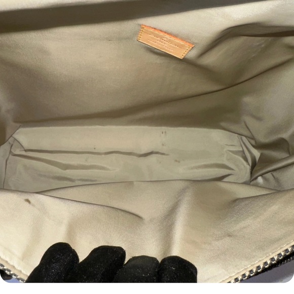 78 Louis Vuitton Messenger Bag - Picture 10 of 15